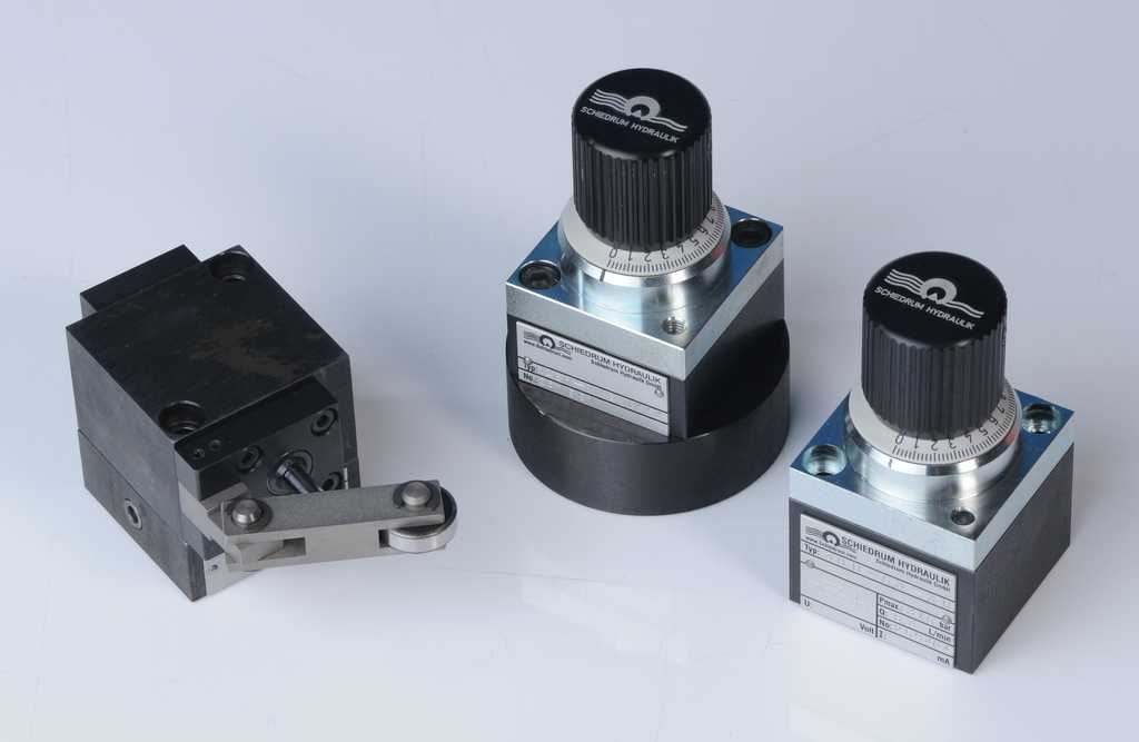 Manual operated flow control valves and throttle valves
